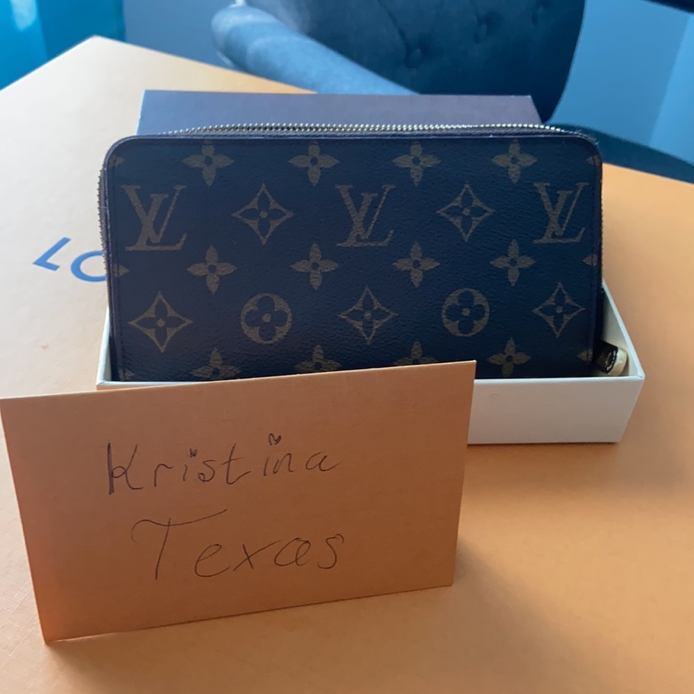 💯% authentic Monogram zippy wallet